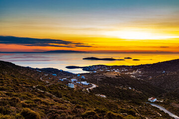 Fototapeta na wymiar Die Bucht des Ferienorts Batsi auf der griechischen Kykladen-Insel Andros im Sonnenuntergang