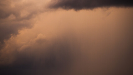 Obraz na płótnie Canvas Rideau de précipitations s'étirant depuis la base d'un cumulonimbus