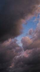 Ciel instable alors que le soleil se couche.  Le temps est à l'orage
