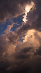 Le coucher de soleil illumine une vigoureuse cellule orageuse, visible en arrière-plan des nuages de basse altitude