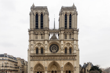 Catedaral de Notre Dame o Cathedrale Notre-Dame cerca del Rio Sena, en la ciudad de Paris, pais de...