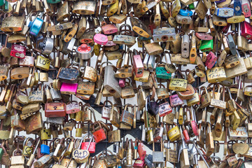 Cerradura, Candado o  Lock de Amor o Love en la ciudad de Paris, en el pais de Francia o France