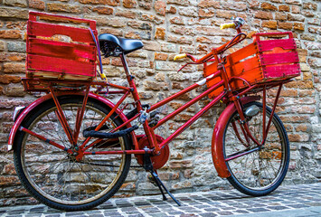 Fototapeta na wymiar old bike in italy