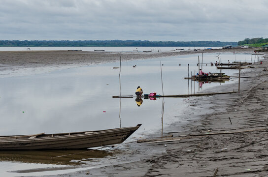 lavanderas de ropa en canoas en el rio amazonas de Colombia 