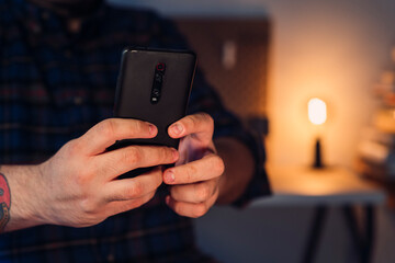 Chico sujetando con las manos smartphone