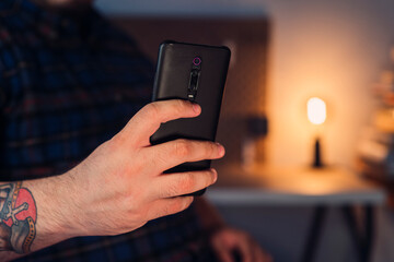 Chico sujetando con las manos smartphone