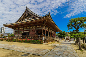 日本の風景、四天王寺の北に配置されている六時堂、古い木造建築、10月16日、日本