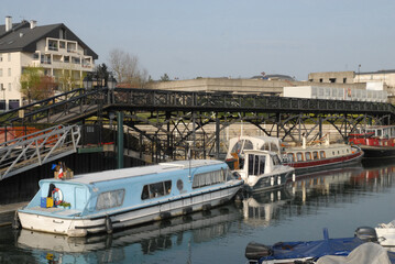 Naklejka premium Ville de Nogent-sur-Marne, le port de plaisance (capacité de 170 anneaux) et ses péniches, la Passerelle des Arts (1804), département du Val de Marne, France