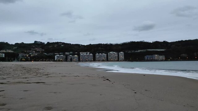 orilla de la playa de Hondarribia en un tiempo nublado. Olas y viento moviendose.