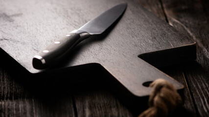 Messer auf Holzbrett