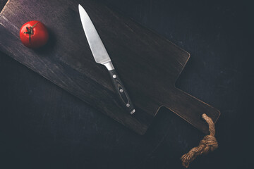 Tomate mit Messer