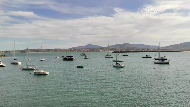 Barcos varados en el mar, Hondarribia, guipuzcoa. espa&ntilde;a. Buen tiempo en la costa vasca con los barcos moviendose por el mar. 