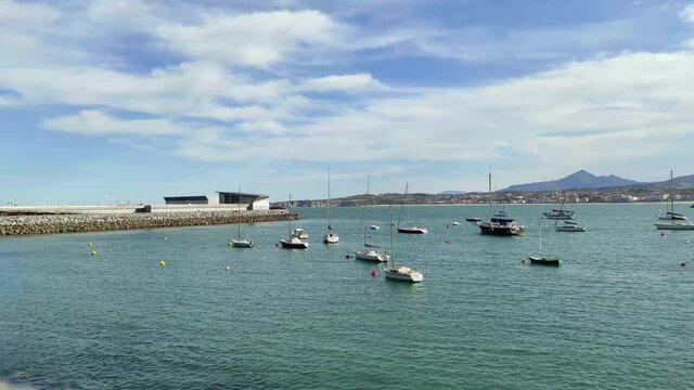 Barcos varados en el mar, Hondarribia, guipuzcoa. espa&ntilde;a. Buen tiempo en la costa vasca con los barcos moviendose por el mar. 