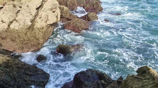 olas del mar azotando unas rocas en la costa vasca.