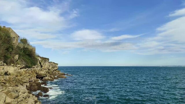 Hondarribia, pais vasco. Espa&ntilde;a. costa con roca y mar y buen tiempo. Alguna nube de fondo. 