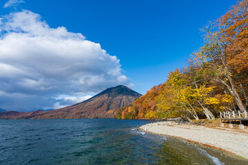 【奥日光】紅葉の中禅寺湖と男体山