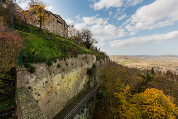 Fototapeta premium orvieto, umbria, italia, duomo, cattedrale, storico, panorama, cittá, paesaggio, veduta, cittadina, architettura, panoramica, cielo, viaggiare, distanza, europa, collina, estate, azzurro,