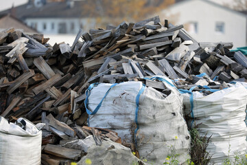 brennholz auf einem feld zum verkauf