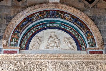 Obraz premium Bas-relief of the Madonna and child Jesus