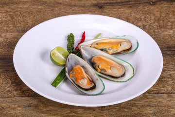 Half mussels with lime and pepper