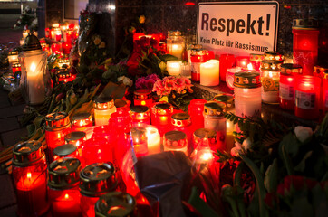 Hanau, Germany - February 20 2020: Flowers and Candles at the Hanau shooting site as a remembrance to the victims. Right extremism. Terror attack. - obrazy, fototapety, plakaty