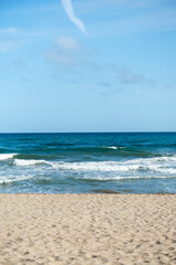 Sandstrand, Meeresbrandung, blauer Himmel