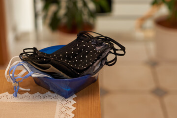 Schale mit Masken Mundschutz Stoffmaske wegen Corona