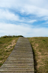 Holzweg, Düne, blauer Himmel