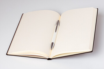 Carnet ouvert avec un stylo