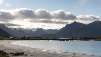 Plaża Rambergstranda na wyspie Flakstadøya należącej do archipelagu Lofoty w Norwegii  © Dreamnordno