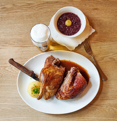 Gegrillte Ente zu Weihnachten mit Knödel und Blaukraut und Bier