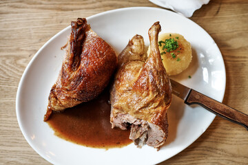 Gegrillte Ente zu Weihnachten mit Knödel und Blaukraut und Bier