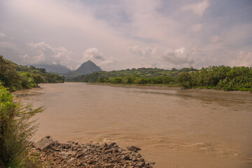  Rio cauca cerca a la Pintada y farallones al fondo 