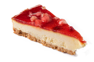Fetta di cheesecake alla fragola isolata su fondo bianco