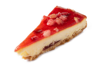 Fetta di cheesecake alla fragola isolata su fondo bianco