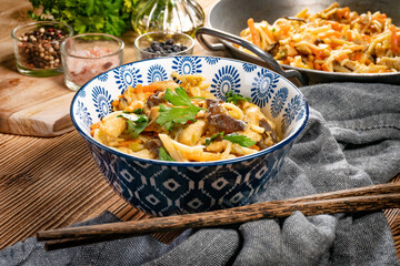 Fried noodles with chicken and vegetables.