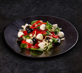 Mixed salade with little mozzarella cheese