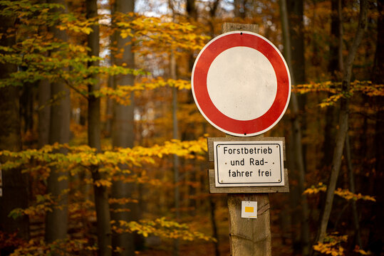 Durchfahrt verboten Schild im Herbstwald Ausnahme Forstbetrieb Radfahrer