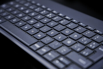 teclado portátil para escribir equipo en color negro fondo oscuro