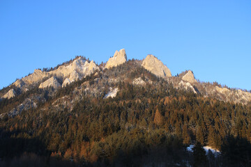 View of "Trzy Korony" on a sunny winter day. The highest peak of the Central Pieniny, belonging to the Three Crowns Massif. Clear blue sky over the top © Adam