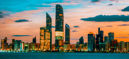 Skyline van Abu Dhabi bij zonsondergang