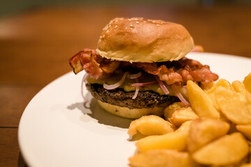 Sanduíche com batata frita