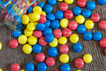 Fototapeta na wymiar Caramelos confitados de colores 