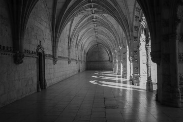 Obraz premium Archway of an old monastery. Cloisters of Jeronimos Monastery. Lisbon Portugal