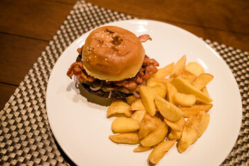 Sanduíche e batata frita