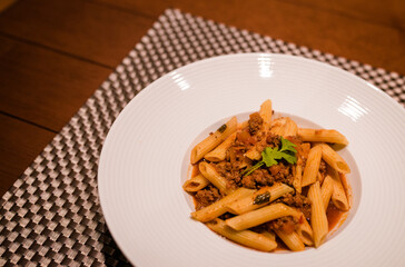 Penne servido no prato