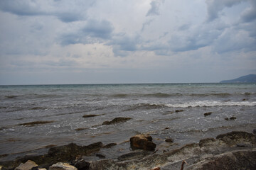Fototapeta na wymiar stone beach in cloudy weather