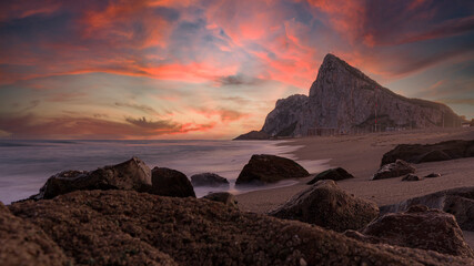 ATARDECER EN LA PLAYA.