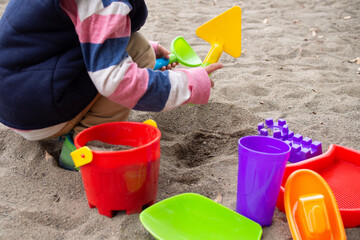 砂場で遊ぶ日本人の子供（幼稚園児）