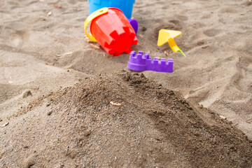 Fototapeta na wymiar Japanese children playing in the sandbox (kindergarten children)
